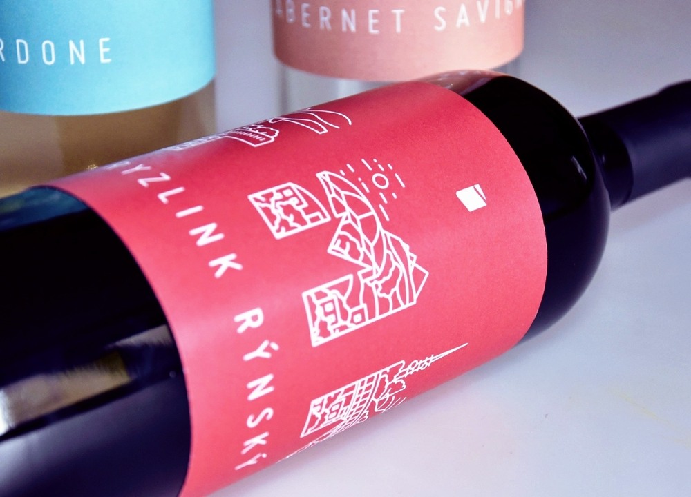 Séria etikiet na víno