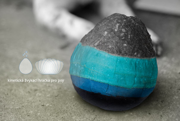 Kinetická žvýkací hračka pro psy z recyklovaných materiálů