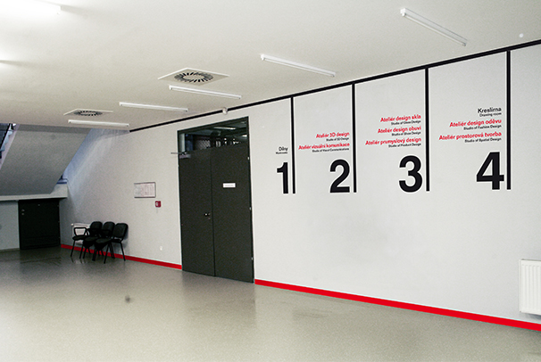 Orientační systém univerzitní budovy U16