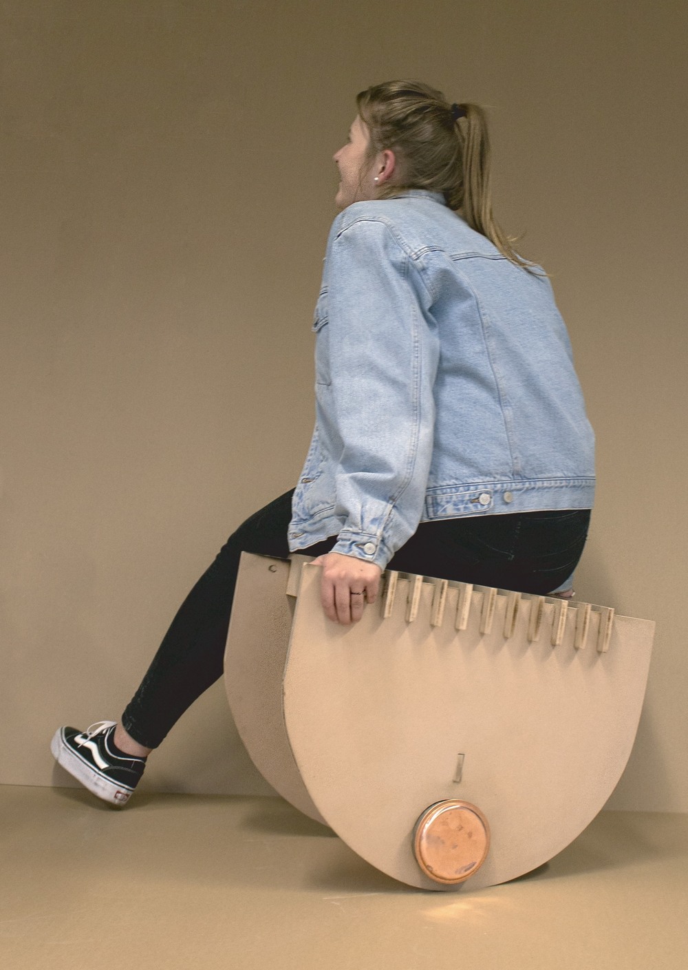 UDRŽ SE stolička z plochy jednoho metru čtverečního