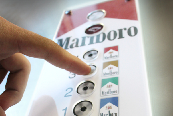 Crystalpicture aplikovaný na ovládací panel výtahu s vyměnitelnou grafikou.